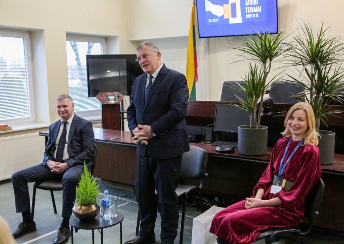 Lietuvos teismų dieną Marijampolėje – „Atviri teismai“: susitikimas su teisėju Aurelijumi Gutausku, sveikinimai ir padėkos teismo darbuotojams