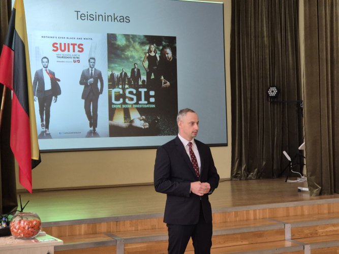 Teisininko profesiją, teisėjo darbą gimnazijos abiturientams pristatė teisėjas Aivaras Naujalis