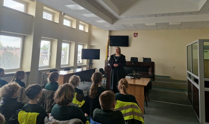 Mokinių ekskursija teisme: pažintis su teismo darbu, teisėjo profesija